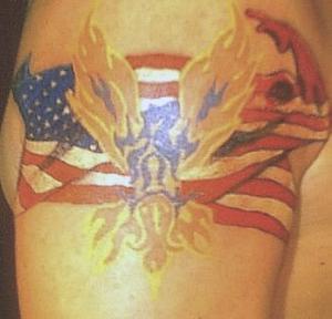 Bandiera americana in fiamma tatuaggio