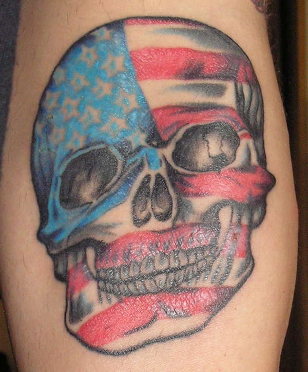 Cranio con bandiera americana tatuaggio