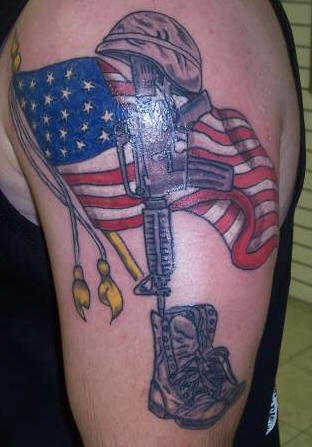 el tatuaje patrioto militar con la bandera americana