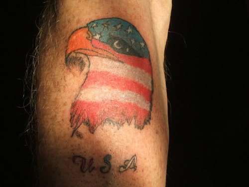el tatuaje de la cabeza de una aguila de color de la bandera americana