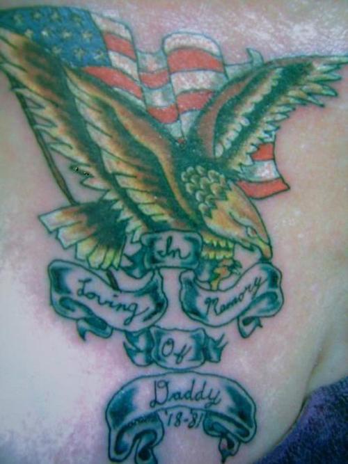 el tatuaje conmemorativo de una aguila volando y la bandera americana en el fondo