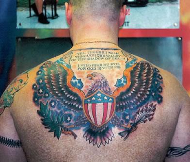 el tatuaje grande patrioto detallado y muy colorado con una aguila con colores de la bandera americana hecho en la espalda