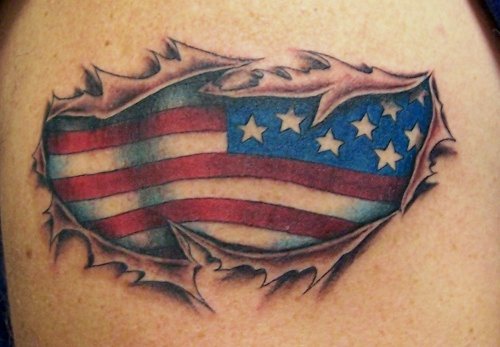 el tatuaje de la rotura de la piel con la bandera americana en el fondo