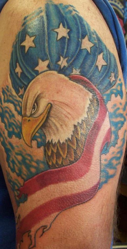 Bandiera americana con aquila tatuaggio