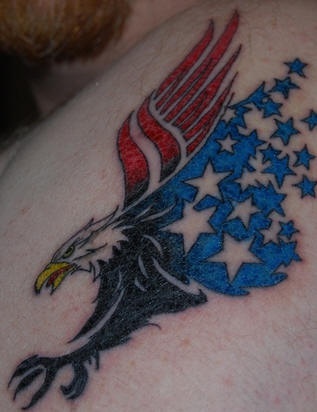 el tatuaje de una aguila con la bandera americana en lugar de sus alas