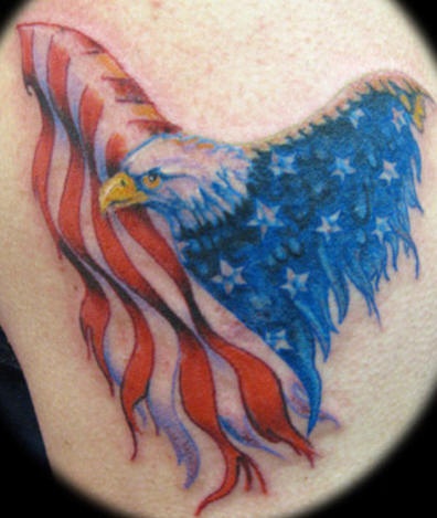 el tatuaje de una aguila con la bandera americana en sus alas hecho en color