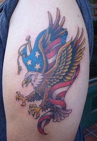 Le tatouage du drapeau américain avec un aigle