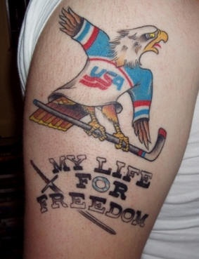 el tatuaje patriota de hockey americano con una aguila humanizada en color