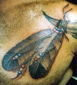 el tatuaje detallado de dos plumas hecho en el pecho