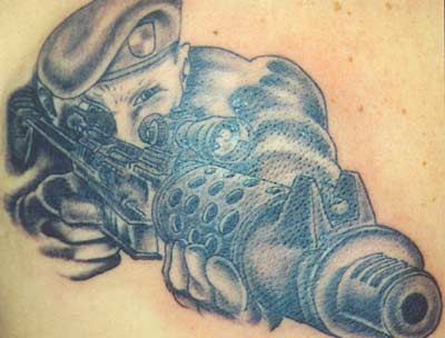 el tatuaje de un soldado americano con un rifle hecho con tinta negra