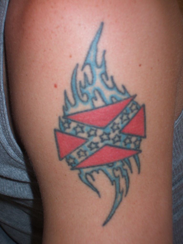 el tatuaje tribal con la bandera de confederacion