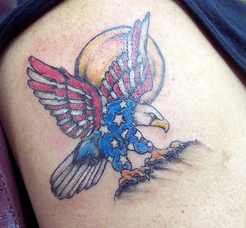 Sole e bandiera americana sul aquila tatuaggio