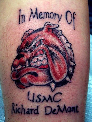 el tatuaje conmemiorativo de usmc con un perro buldog