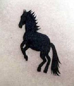 Le silhouette de cheval noir le tatouage