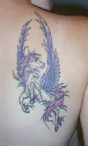Tatuaje del majestuoso Pegaso en el hombro.