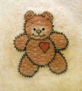 Tatuaggio carino orso Teddy con cuore