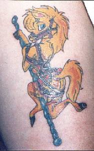 Pony striptease coloré le tatouage