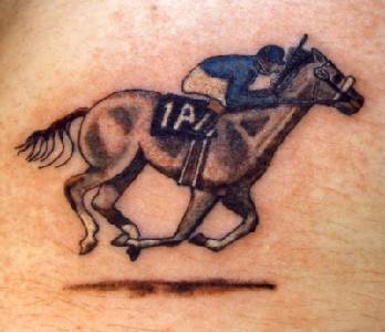 Pferd Derbyrennen mit Jockei Tattoo