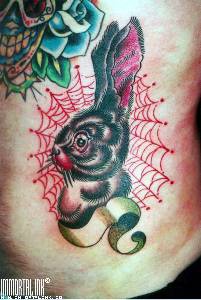 Coniglio nero sulla ragnatela tatuato
