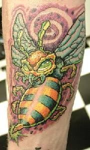 Mauvaise abeille avec le tatouage de fond pourpre