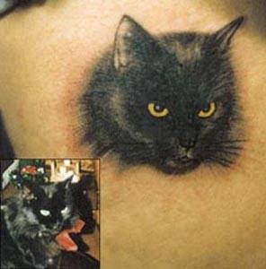 Tatuaje de frente de un gato negro.