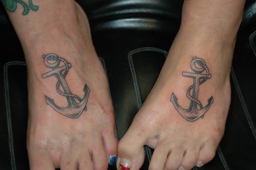 Le tatouage de deux ancres similaires sur les pieds droits