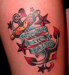 Tatuaje de color Ancla con estrellas y con la inscripción Strong in faith