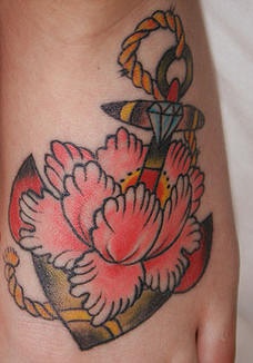 Ancora con petali tatuaggio colorato