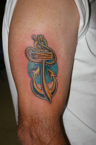 Ancora in stile di Salvador Dali tatuata sul braccio