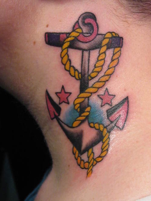 Tatuaje en el cuello Ancla en la cuerda con las estrellas