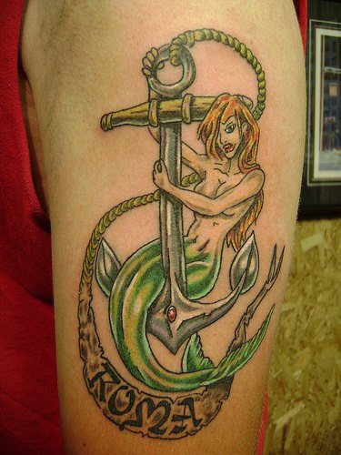 Tatuaje de color Sirena en el ancla con la cuerda