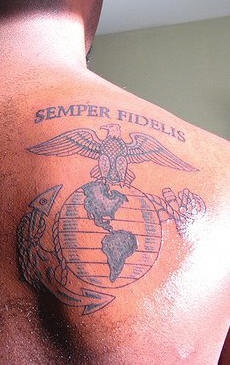 Semper fidelis devise avec le tatouage de signe de marine militaire américain