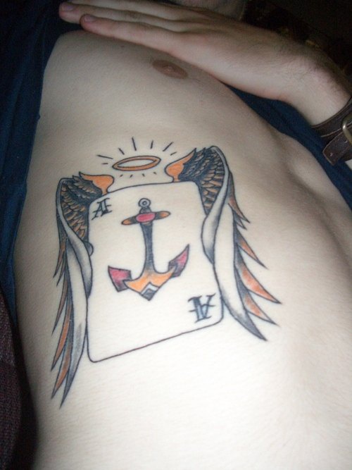 Tatuaje As con alas y una ancla en él