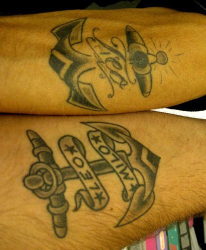 Deux prénoms tatouage  inscription avec un ancre marin