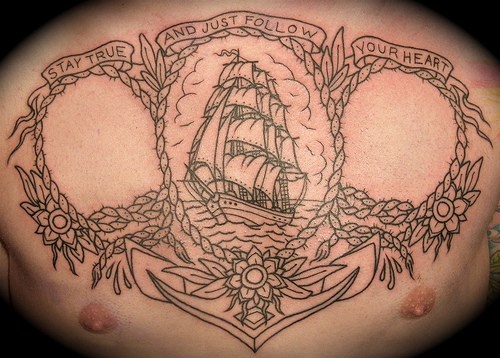 Le tatouage de gros navire sur la poitrine
