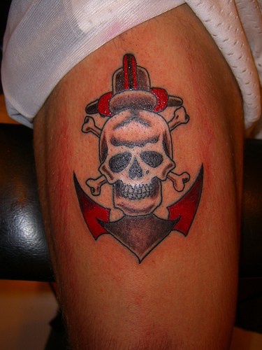 Le tatouage d&quotancre avec un marin mort
