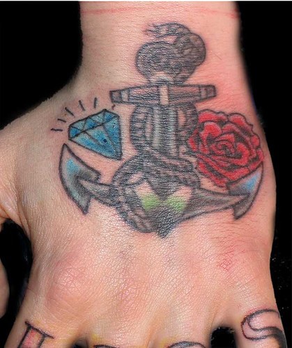 Anker mit Diamanten und Rose Tattoo an der Hand