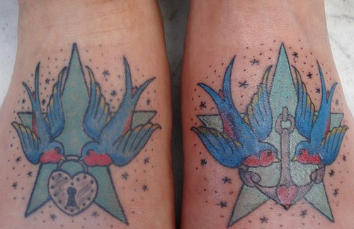 Uccelli sulle stelle con ancora e serratura tatuati