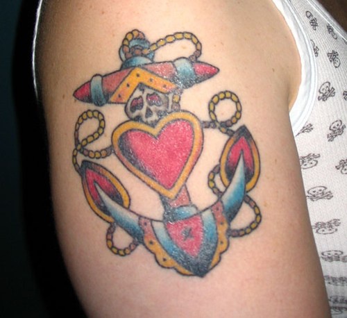 Tatuaje de color Corazón en la ancla con el cráneo