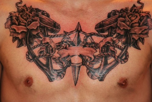Grande tatuaggio in stile marinaio tatuato sul petto
