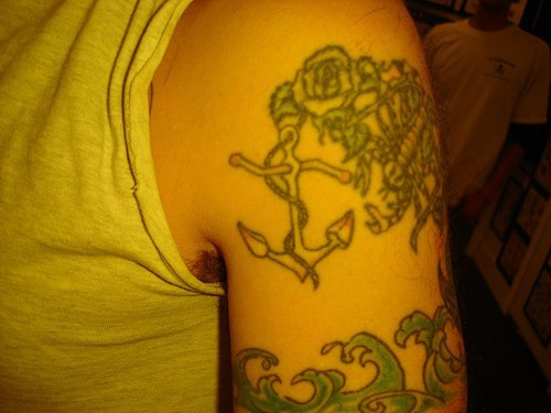 Tatuaje en el hombro Ancla con flores