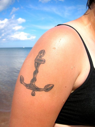 Klassisches Anker Tattoo an der Schulter Foto