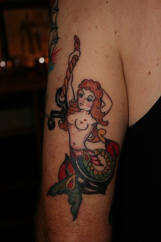 Tatuaje de color Sirena atractiva