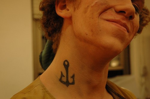 Tatuaje en el cuello Pequeña ancla sencilla