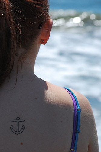 Semplice ancora tatuata sulla schiena