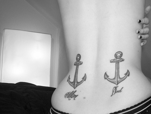 Due ancore tatuate sulla schiena della ragazza
