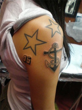 Tatuaje en el hombro Ancla negra con estrellas