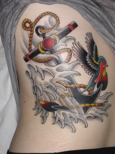 Tatuaggio della ancora nelle onde con uccello colorato