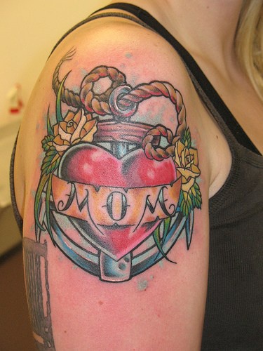 Ancora colorata con &quotLOVE MOM" (amore di mamma) tatuata sul deltoide