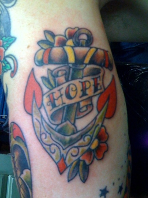 Tatuaje Ancla con la palabra Hope Vieja escuela